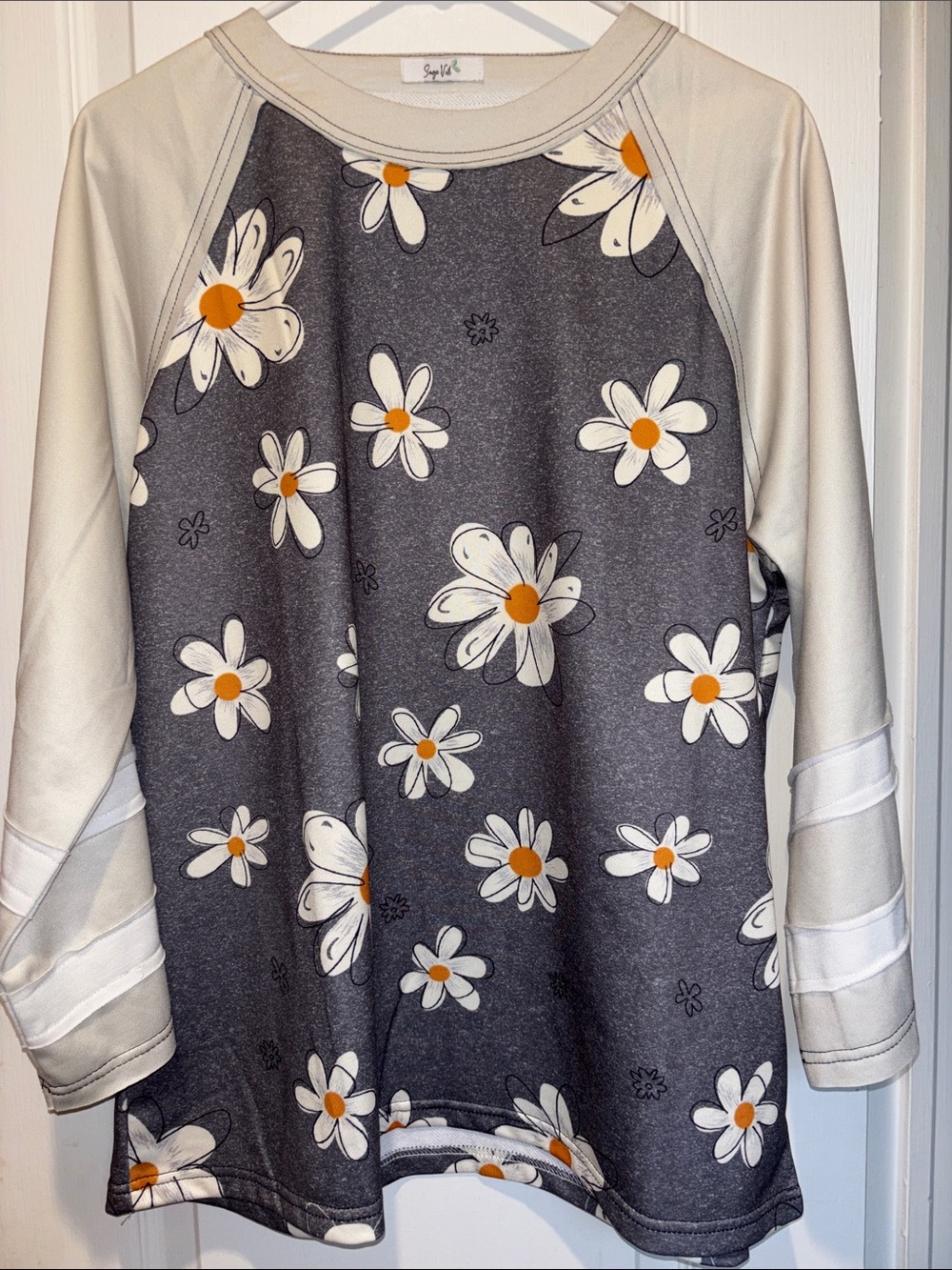 SAGE VELL GRAY AND ODFF WHITE SWEATSHIRT WITH DAISY FLOWER DESIGN
RAGLAN SLEEVES